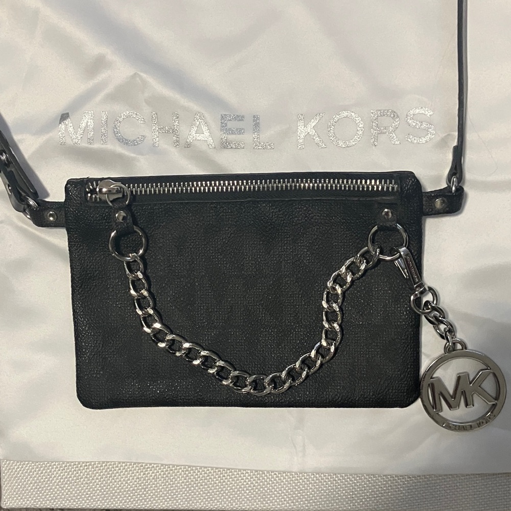 🌻Michael Kors Black Wristlet with Silver Chain